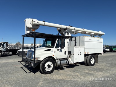 2010 Altec 56 ft on 2011 International DURASTAR 4300 4x2 Forestry Camion de cubo