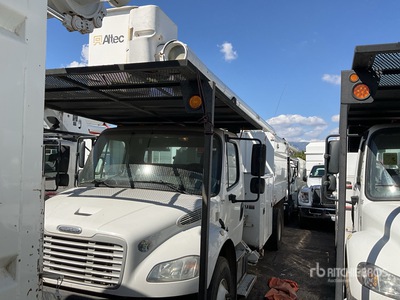 2016 Altec 70 ft on 2017 Freightliner M2 106 4x2 Forestry Camion à godets