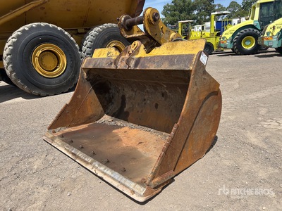 Cat 1800 mm Q/C Hydraulic Tilting Excavator Bucket - Fits Cat 320/323