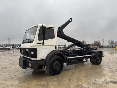 1990 Mercedes-Benz 1722 4x2 Roll-Off Truck