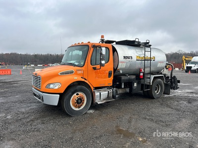 2011 Rosco Maximizer 1900 1900 L on 2011 Freightliner M2 106 4x2 Asfalt Verdeelwagen