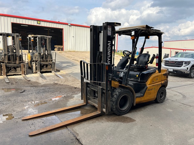 Hyundai 30D-9 5890 lb Pneumatic Tire Forklift