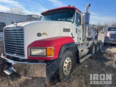 1999 Mack 700CL 8x4 Tracteur routier (Inoperable)