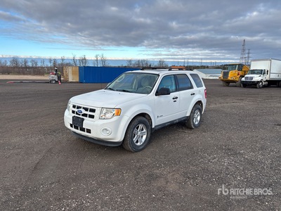 2011 Ford Escape Hybrid を見 SUV