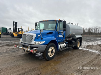 2016 International 4300 2000 gal 4x2 Camion à eau