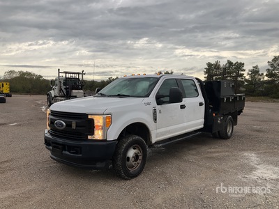 2017 Ford F-350 XL 4x4 Crew Cab Flatbed Truck