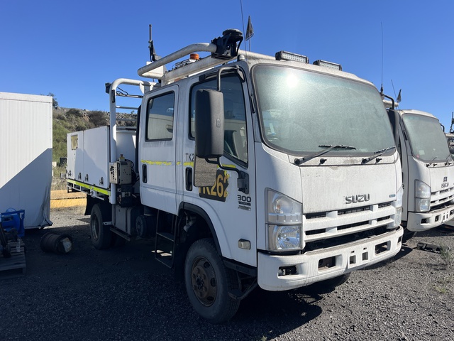 Isuzu NPS 500 Crew Cab Table Top Truck (Inoperable)