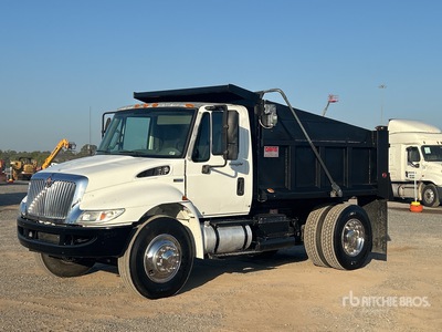 2014 International 4300 4x2 S/A Camión dumper