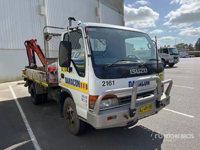 2002 Isuzu NPR 4x2 Camion plataforma con grua