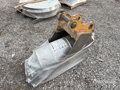18 in Digging Backhoe Rear Bucket