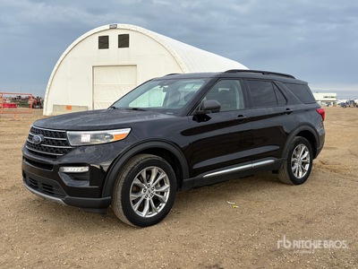2022 Ford Explorer XLT 4WD を見 SUV