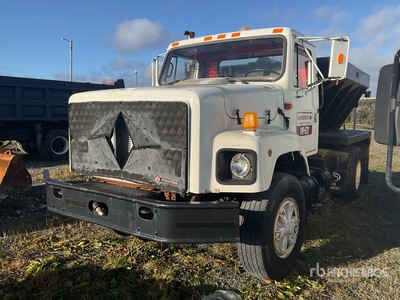 1997 International 2654 4x2 Streufahrzeug