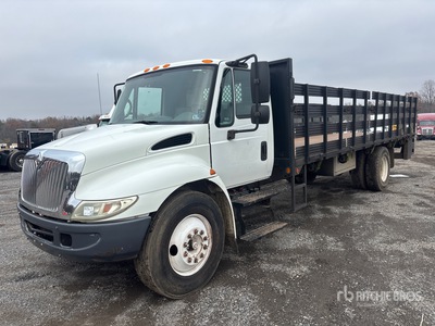 2006 International 4300 4x2 Ciężarówka z płaską platformą