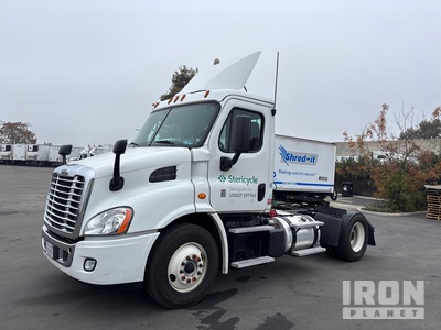 2018 Freightliner CA113DC 4x2 S/A Day Cab Truck Tractor
