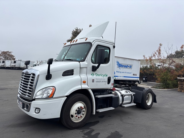 2018 Freightliner CA113DC 4x2 S/A Day Cab Truck Tractor