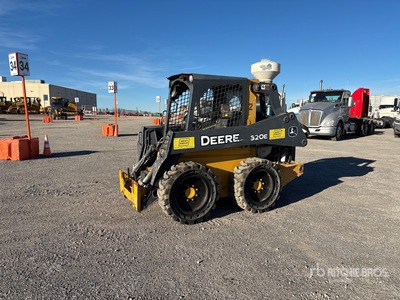2017 John Deere 320E Minicargadora