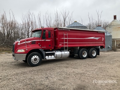 2009 Mack CXU613 Pinnacle 6x4 Grain Truck
