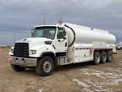 2013 Freightliner 114SD 19500 L 8x6 Fuel Truck