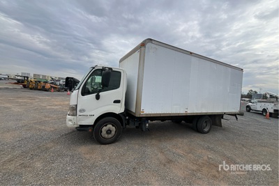 2016 Hino 195 4x2 Furgoneta caja cerrada