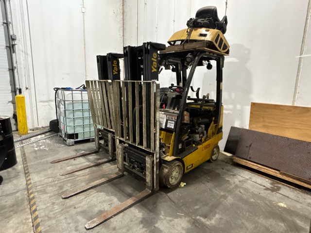 2016 Yale GLC040SVXNRSE082 3750 lb Cushion Tire Forklift (Inoperable)