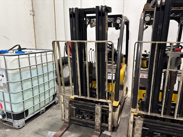 2015 Yale GLC040SVXNRSE082 3750 lb Cushion Tire Forklift (Inoperable)