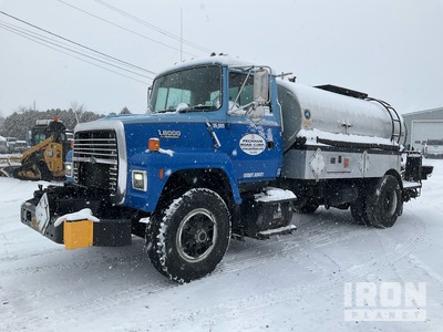 1991 Etnyre HL 1810 gal on 1999 Ford L8000 4x2 Camion épandeur d'asphalte