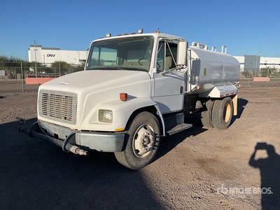 2000 Freightliner FL60 2000 gal 4x2 散水車