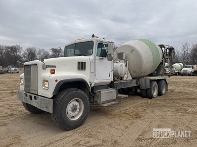 1998 International Paystar 5000 8x4 Mixer Truck