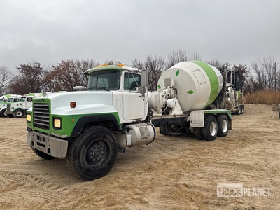 1997 Mack RD690S 8x4 Camion hormigonera