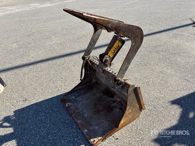 2015 Bobcat 7135737 36 in Skid Steer Grapple Bucket
