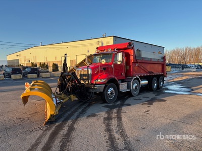 2013 Peterbilt 348 8x6 Twin-Steer Camión con pala para nieve