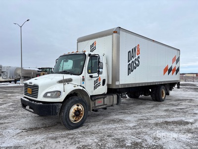 2013 Freightliner M2106 4x2 Furgoneta caja cerrada