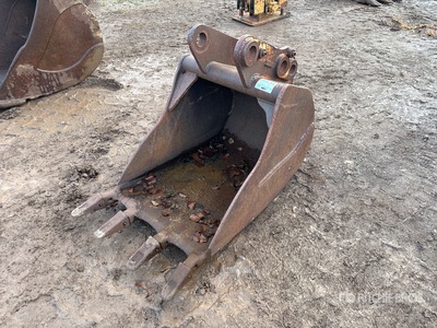 33 in Digging Excavator Bucket