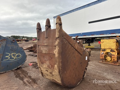 32 in Digging Excavator Bucket