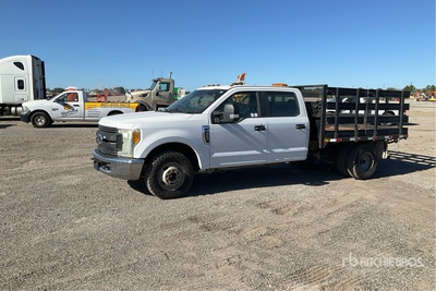 2017 Ford F-350 4x2 Crew Cab Camion à Plateau
