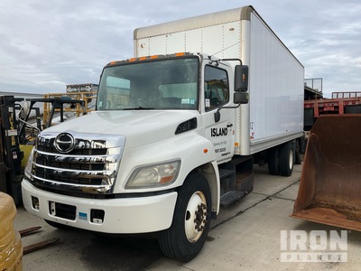 2013 Hino 338 4x2 شاحنة فان