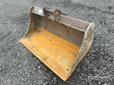 Cat 40 in Cleanup Excavator Bucket