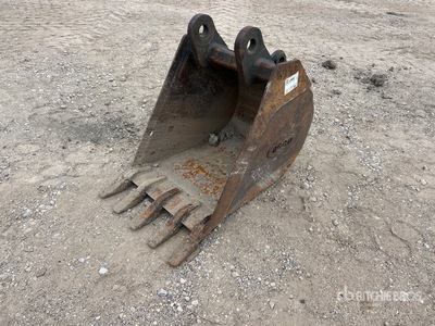 24 in Digging Backhoe Rear Bucket - Fits Case