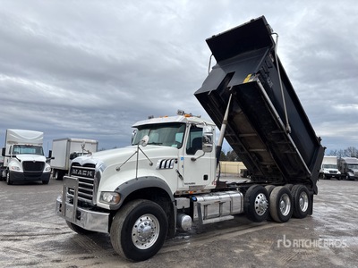 2018 Mack GU713 8x4 Camion à benne basculante Tri/E