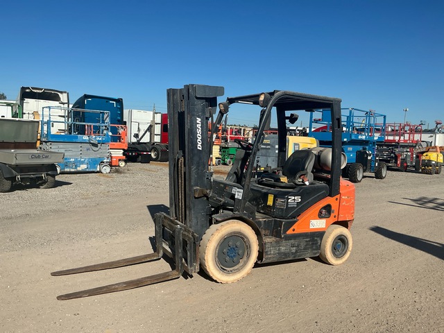 2018 Doosan G25P-7 4600 lb Pneumatic Tire Forklift