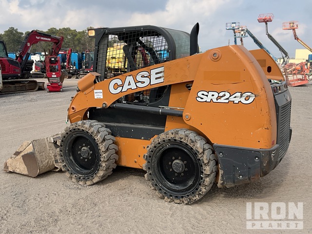 MINI CARGADOR SOBRE RUEDAS 2017 CASE SR240