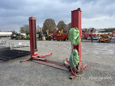 1983 Lanzoni Vehicle Lift