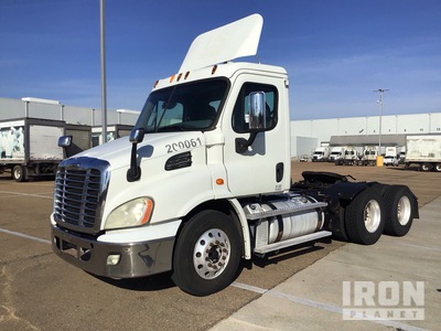 2013 Freightliner Cascadia 113 6x4 تراكتور شاحنة نهارية (ثنائية المحور)