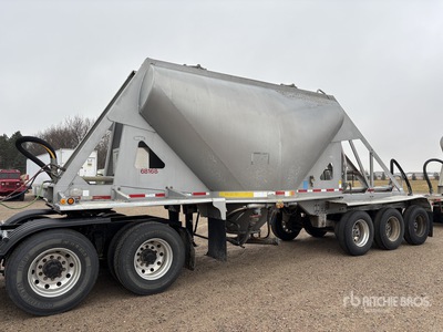 1990 Beall 710 cft Tri/A Lead Pneumatic Bulk Trailer