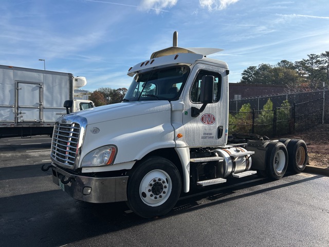 2016 Freightliner Cascadia 125 6x4 T/A Day Cab Truck Tractor