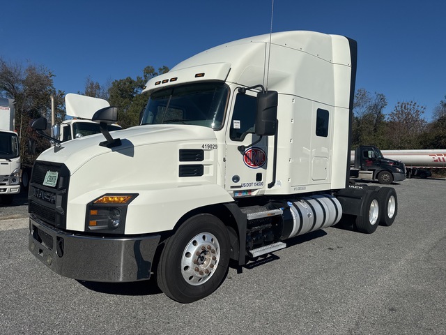 2019 Mack Anthem AN64T 6x4 T/A Sleeper Truck Tractor 2019 Mack Anthem AN64T 6x4 T/A Sleeper Truck Tractor