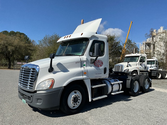 2017 Freightliner Cascadia 125 6x4 T/A Day Cab Truck Tractor