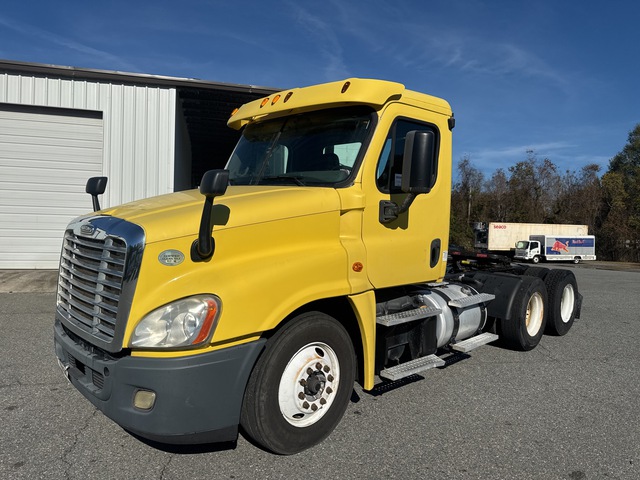 2015 Freightliner 114SD 6x4 T/A Day Cab Truck Tractor