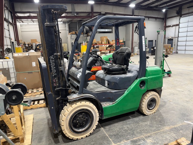 2019 Toyota 8FDU30 5620 lb Pneumatic Tire Forklift