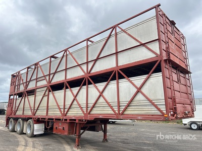 1995 Byrne 12.3 m Tri/A Livestock Trailer
